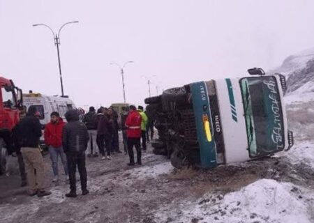 واژگونی مینی‌بوس در محور هادی‌شهر به جلفا