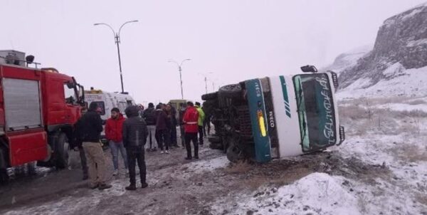 واژگونی مینی‌بوس در محور هادی‌شهر به جلفا