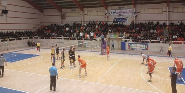 حضور بازیکن تیم تراکتور در مسابقه والیبال مس سونگون با سپاهان