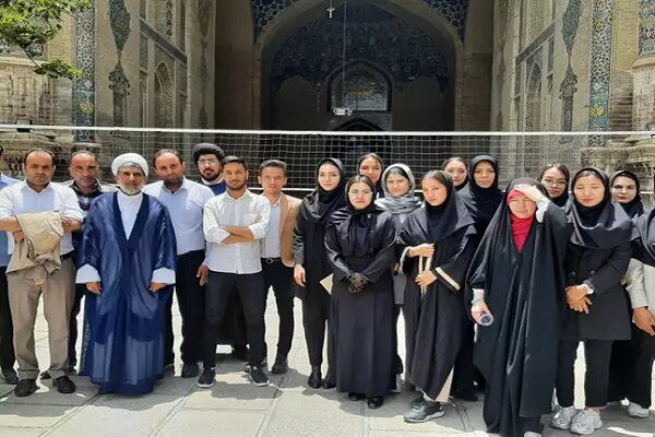 بازدید دانشجویان غیرایرانی دانشگاه آزاد اسلامی از مجلس و مدرسه شهید مطهری