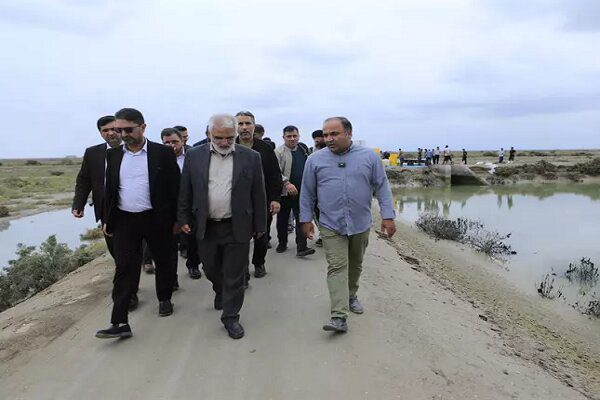 بازدید دکتر طهرانچی از سایت پرورش میگو وانامی دانشگاه آزاد اسلامی استان گلستان