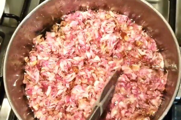 آموزش شیرینی پزی / طرز تهیه مربای گل محمدی با گلبرگ تازه