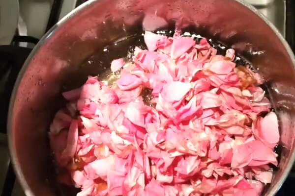 آموزش شیرینی پزی / طرز تهیه مربای گل محمدی با گلبرگ تازه